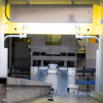 Pressa industriale per la lavorazione dei metalli su una linea di produzione
