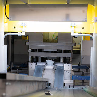 Pressa industriale per la lavorazione dei metalli su una linea di produzione