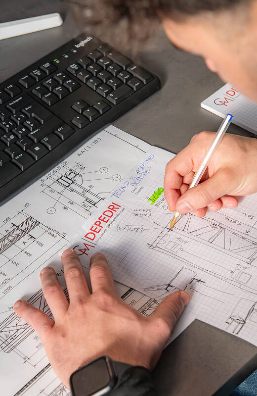 Tecnico al lavoro su un disegno tecnico cartaceo con righello personalizzato Depedri