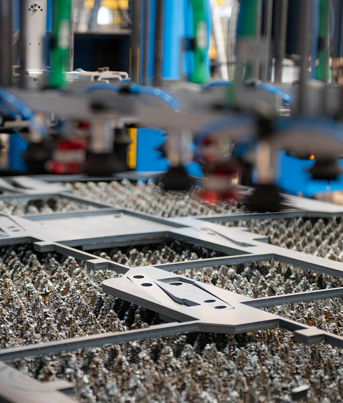 Lavorazione di lamiere metalliche con macchinari industriali automatizzati
